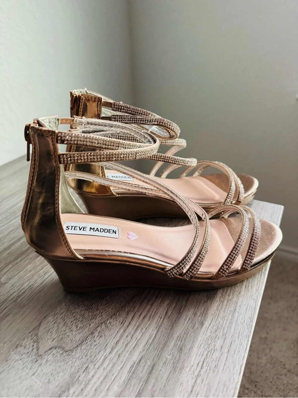Steve Madden size 5 juniors gold metallic strappy wedges